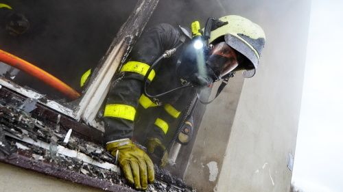 V Jihlavě hořel panelák, dvě desítky lidí museli evakuovat